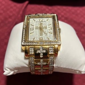 Mens watch for sell its not gold or real diamonds but does shine like it’s real